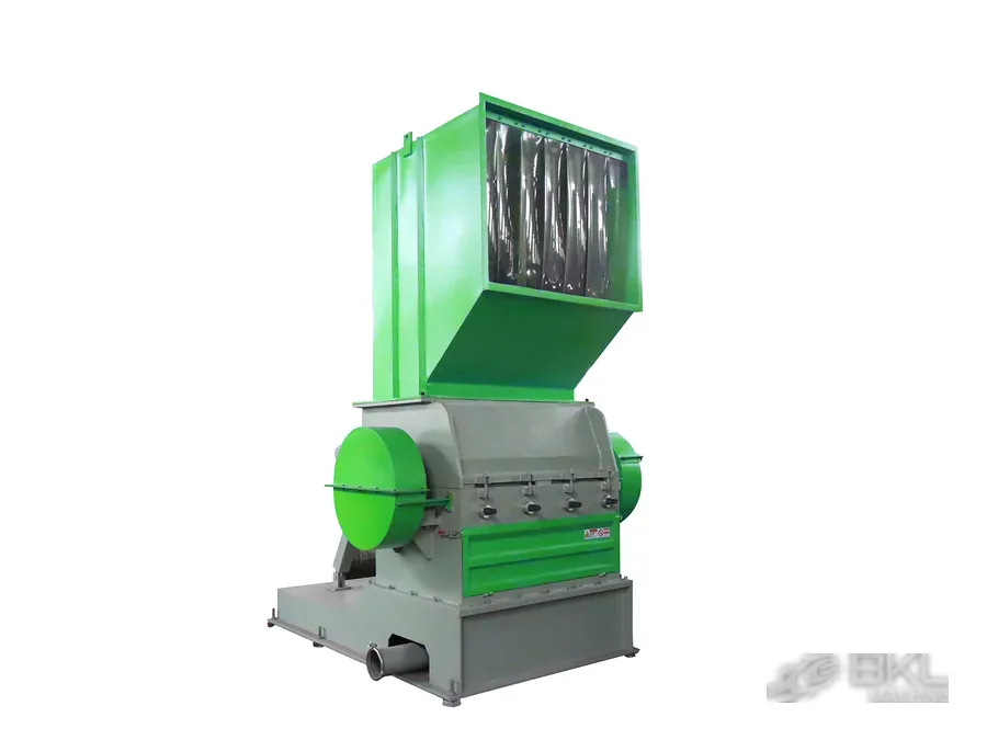 Crusher cutting chamber with rotor knives and the screen below