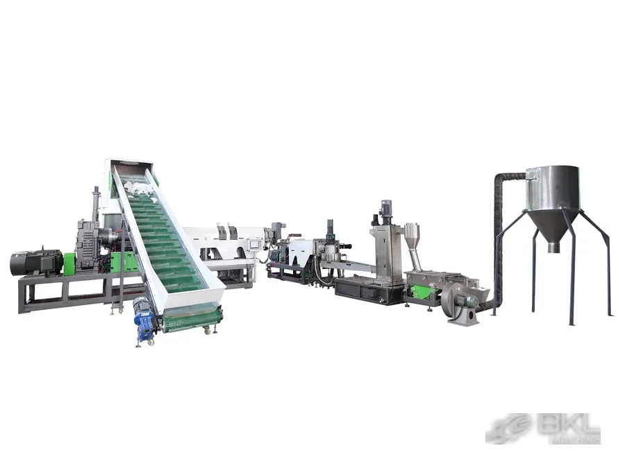 Compactor feeding section ahead of the pelletizing extruder