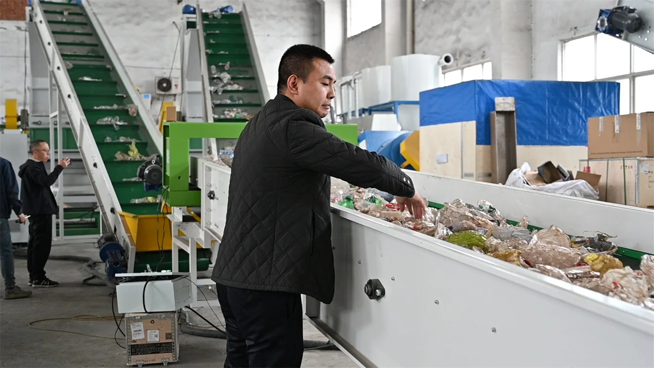 Operator at the control cabinet during a test run at the BKL-MACHINE factory