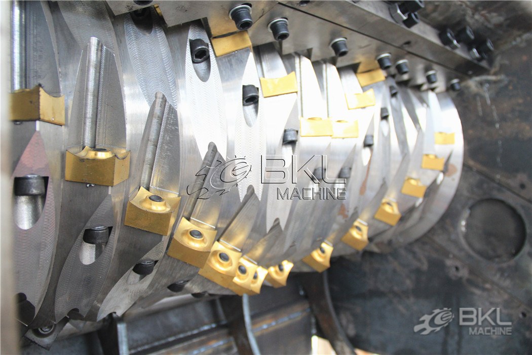 Shredder rotor discs fitted with golden indexable carbide tips and bolted hook-shaped cutting blades