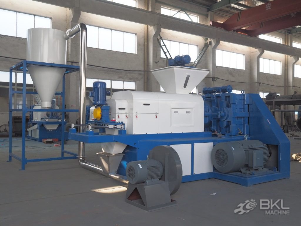 Complete squeezer unit in the workshop with cyclone separator, conveying pipe, blower and main drive motor