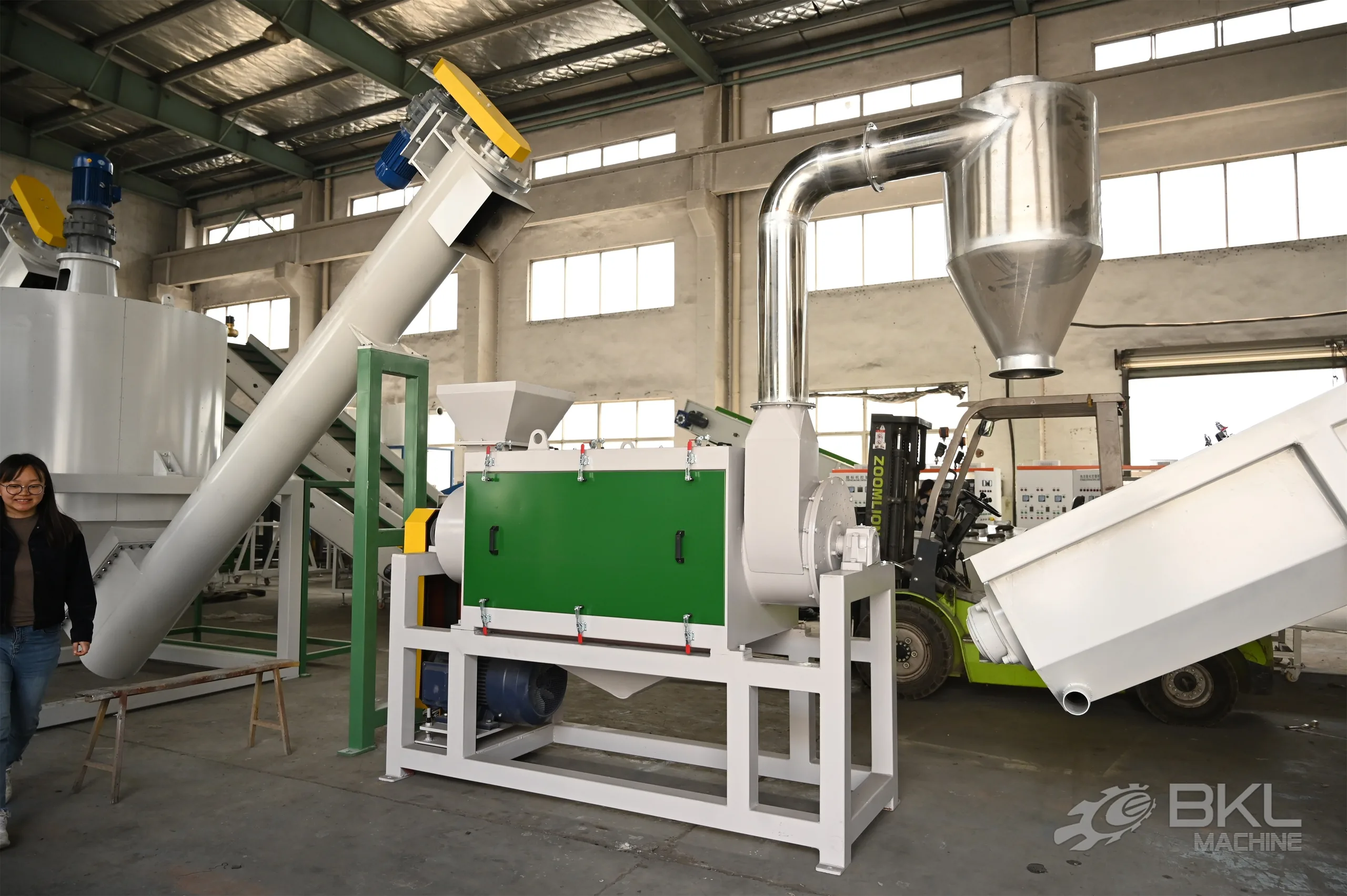 Centrifugal dryer connected to a stainless cyclone and an inclined screw conveyor in a washing line